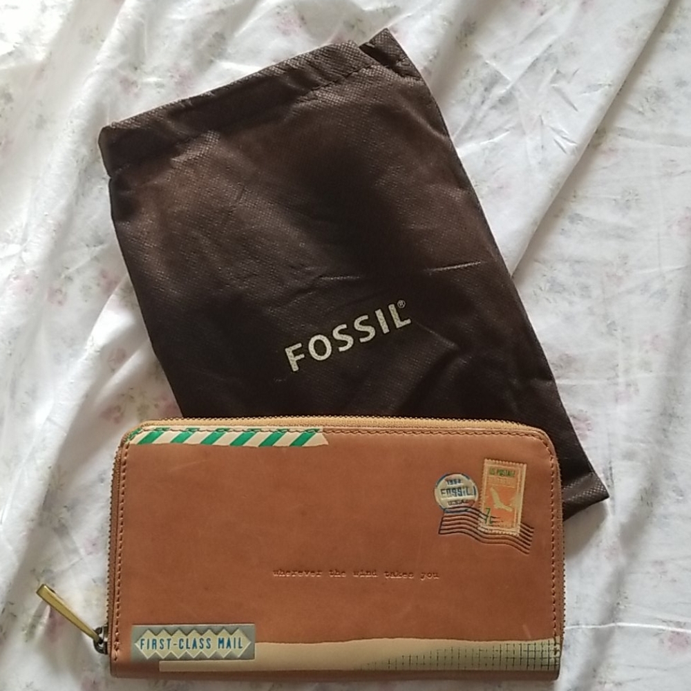 NWOT Fossil Leather Wallet w/ Storage Bag